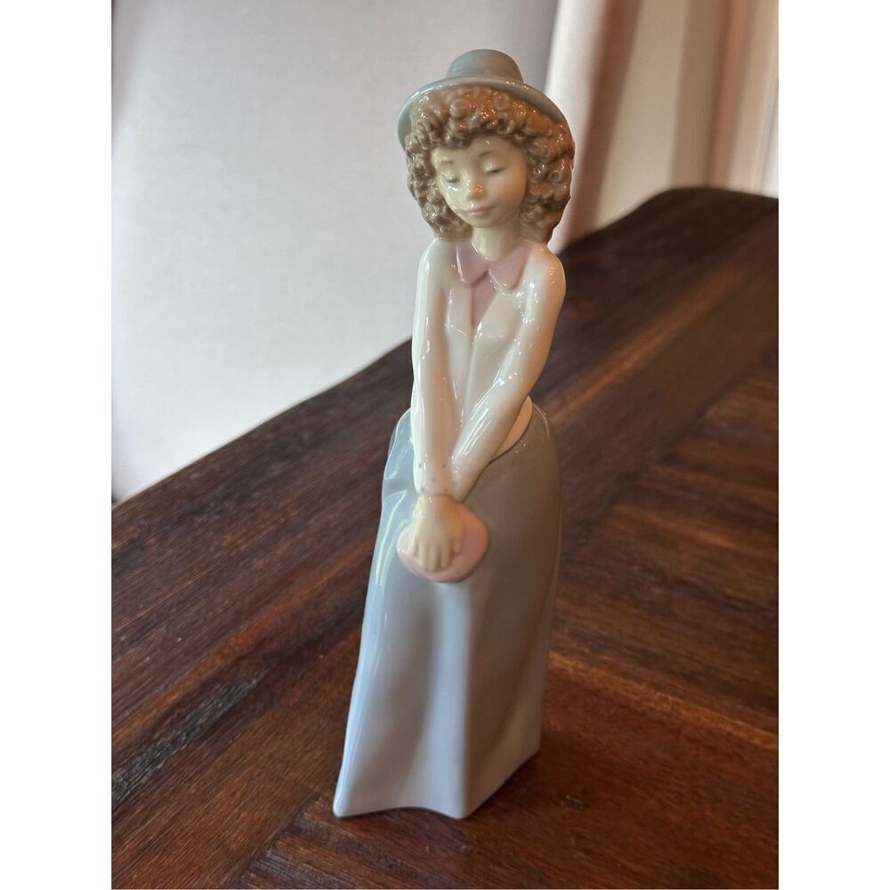 Nao by Lladró porcelain figurine
